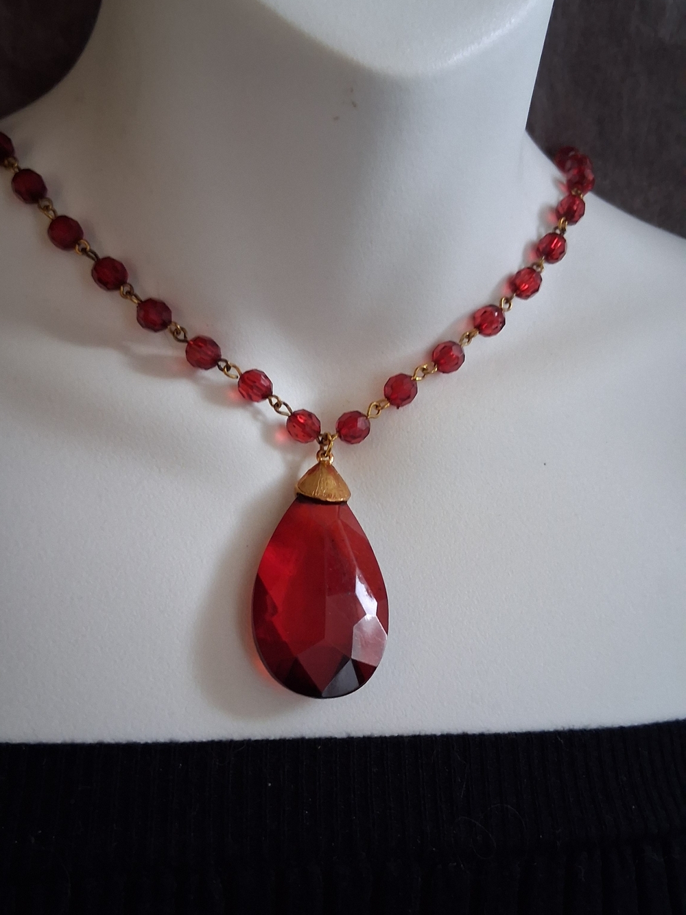 Red Teardrop Crystal Pendant Necklace - Elegant Women's Jewelry